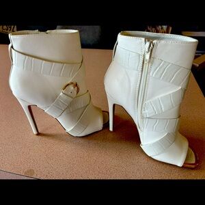 Cute white & gold stiletto heels!!!!